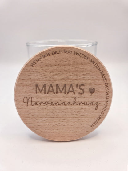 Geschenkglas Mama Nervennahrung mit Holzdeckel Gravur Mama Geschenk Muttertag Geschenkidee Mama Glas personalisiert modern skandi Glasdose mit Pralinen Schokolade Süßigkeiten Deko liebevoll minimalistisch Geschenk für Mama Geburtstag Geschenk Mutter Geschenkglas Glasbehälter mit Deckel Holz graviert Spruch Mama Geschenkidee Frau Freundin Mama Glas Aufbewahrung Küche Dekoglas modern hochwertig nachhaltig Geschenkidee Muttertag Geburtstag Mama Aufmerksamkeit kleine Geschenkidee Mama Love Geschenkglas skandina