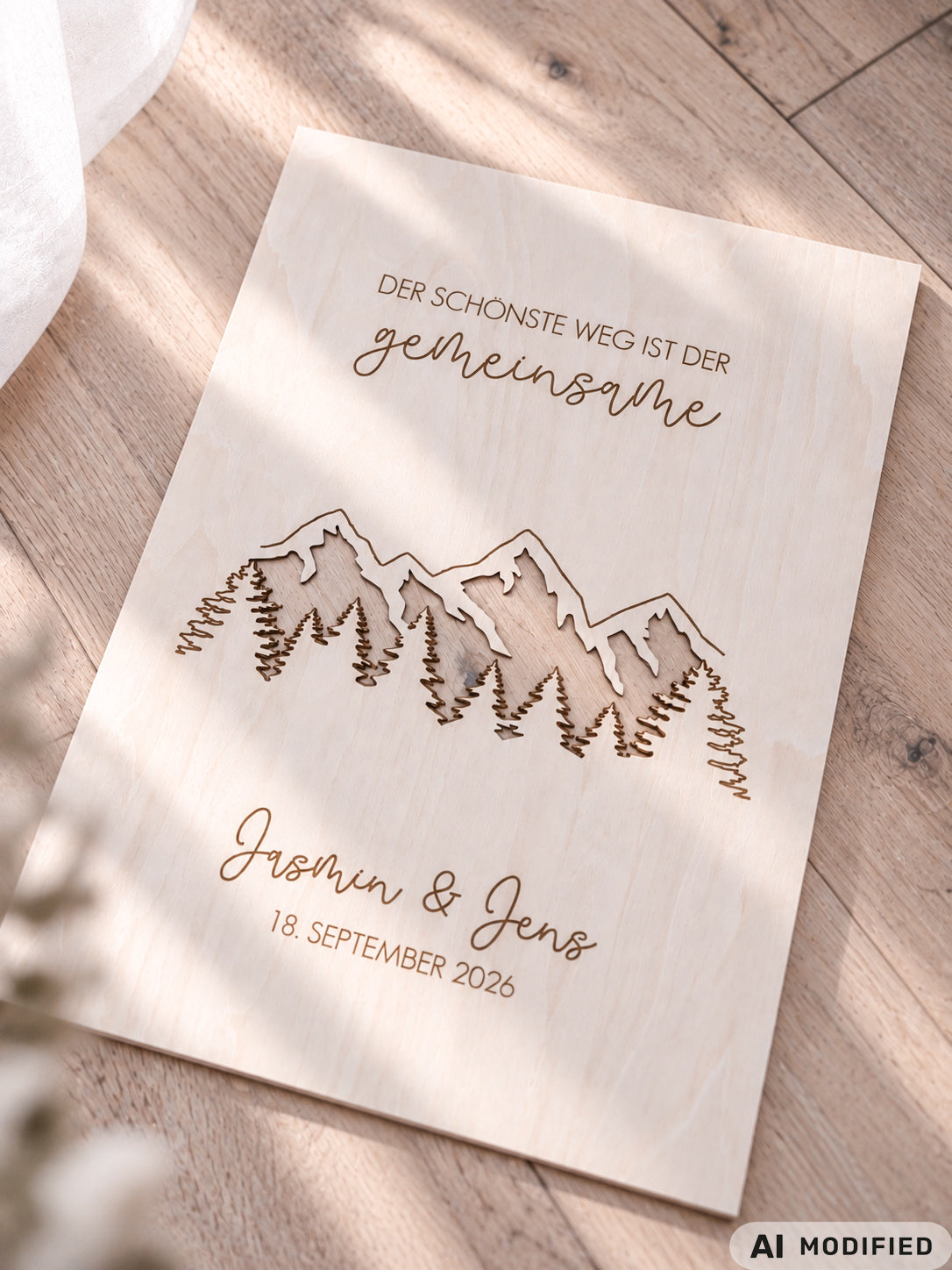 Personalisiertes Geldgeschenk zur Hochzeit aus Holz mit filigran ausgeschnittener Berg- und Waldlandschaft. Hinter den Bergen lassen sich Geldscheine dekorativ platzieren. Mit Gravur „Der schönste Weg ist der gemeinsame“, Namen des Brautpaares und Hochzeitsdatum. Originelles Hochzeitsgeschenk für Braut und Bräutigam, ideal als Geldgeschenk zur Hochzeit, personalisierte Hochzeitsdeko und besondere Geschenkidee für Paare, Bergliebhaber, Wanderfreunde und Naturliebhaber.