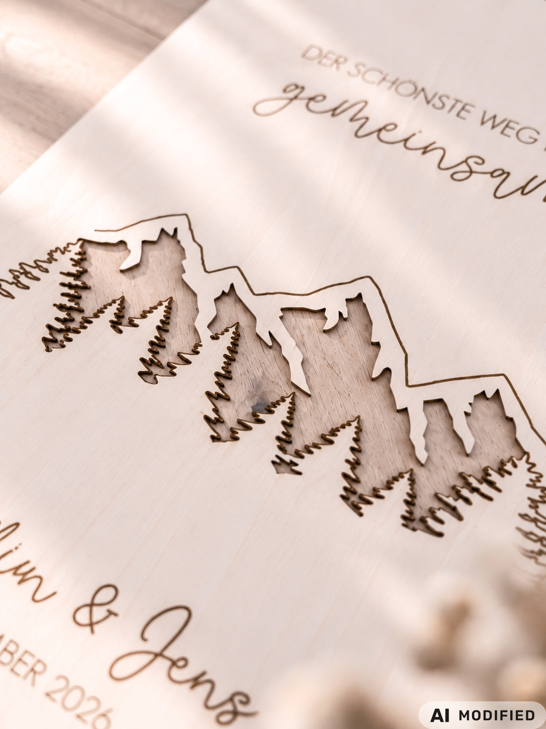 Personalisiertes Geldgeschenk zur Hochzeit aus Holz mit filigran ausgeschnittener Berg- und Waldlandschaft. Hinter den Bergen lassen sich Geldscheine dekorativ platzieren. Mit Gravur „Der schönste Weg ist der gemeinsame“, Namen des Brautpaares und Hochzeitsdatum. Originelles Hochzeitsgeschenk für Braut und Bräutigam, ideal als Geldgeschenk zur Hochzeit, personalisierte Hochzeitsdeko und besondere Geschenkidee für Paare, Bergliebhaber, Wanderfreunde und Naturliebhaber.