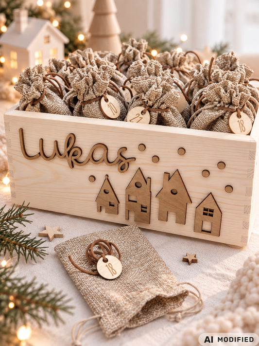 Personalisierter Adventskalender aus Holz mit dem Namen Lukas und moderner Häuser-Silhouette als 3D-Holzdeko. Die natürliche Adventskiste enthält 24 Jutesäckchen zum individuellen Befüllen, ergänzt durch runde Zahlenanhänger aus Holz und braune Bänder. Der wiederverwendbare Adventskalender im skandinavischen Stil eignet sich als persönliche Weihnachtsdeko für Kinder und kann jedes Jahr zur Adventszeit neu befüllt werden.