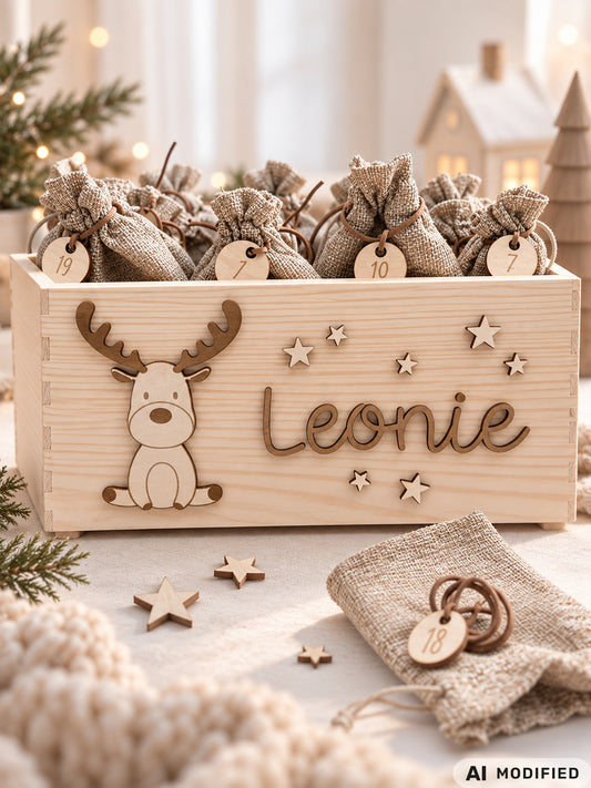 Personalisierter Adventskalender aus Holz mit 3D-Rentier, Sternen und individuellem Namen. Die natürliche Adventskiste aus Holz ist mit 24 Jutesäckchen zum Befüllen ausgestattet, die mit runden Zahlenanhängern aus Holz und braunen Bändern versehen sind. Der wiederverwendbare Adventskalender im modernen skandinavischen Stil eignet sich für Kinder und Familien als dekorative Weihnachtsdeko und persönliche Alternative zum klassischen Adventskalender.
