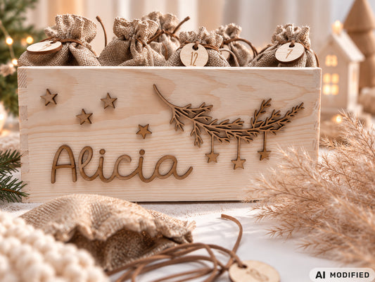 Personalisierter Adventskalender aus Holz mit dem Namen Alicia, dekoriert mit filigranem Tannenzweig und kleinen Sternen. Die natürliche Adventskiste ist mit 24 befüllbaren Jutesäckchen ausgestattet, die mit runden Zahlenanhängern aus Holz und braunen Bändern versehen sind. Der wiederverwendbare Adventskalender im modernen skandinavischen Stil ist eine persönliche Weihnachtsdeko für Kinder und Familien und lässt sich jedes Jahr neu befüllen.