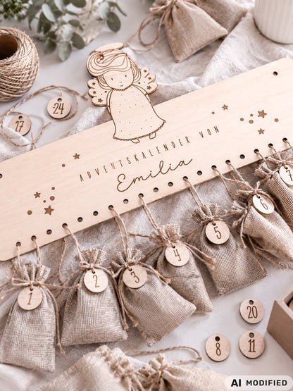 Personalisierter Adventskalender aus Holz für Kinder mit süßem Engel, Wunschname und 24 nummerierten Säckchen zum Befüllen. Der Adventskalender hängt dekorativ an der Wand und kombiniert ein graviertes Holzschild mit Sternen, Engelmotiv und natürlichen Stoffbeuteln. Individueller Adventskalender mit Name als Weihnachtsdeko für Mädchen und Jungen, erhältlich als Holzschild, mit 24 Zahlenanhängern oder als Komplett-Set mit Säckchen.