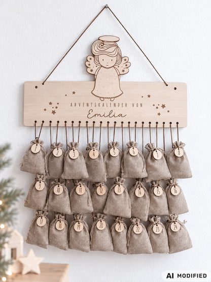 Personalisierter Adventskalender aus Holz für Kinder mit süßem Engel, Wunschname und 24 nummerierten Säckchen zum Befüllen. Der Adventskalender hängt dekorativ an der Wand und kombiniert ein graviertes Holzschild mit Sternen, Engelmotiv und natürlichen Stoffbeuteln. Individueller Adventskalender mit Name als Weihnachtsdeko für Mädchen und Jungen, erhältlich als Holzschild, mit 24 Zahlenanhängern oder als Komplett-Set mit Säckchen.
