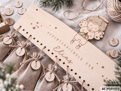Personalisierter Adventskalender aus Holz für Kinder mit Engel, Wunschname und 24 nummerierten Säckchen zum Befüllen. Das gravierte Holzschild mit Sternen und Engelmotiv hängt als Weihnachtsdeko an der Wand. Individueller Adventskalender mit Name für Mädchen und Jungen, erhältlich in drei Varianten: als personalisiertes Holzschild, mit 24 Zahlenanhängern oder als Komplett-Set mit 24 Säckchen für kleine Überraschungen im Advent.