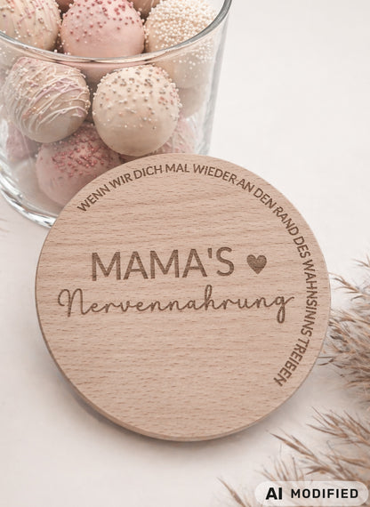 Geschenkglas Mama Nervennahrung mit Holzdeckel Gravur Mama Geschenk Muttertag Geschenkidee Mama Glas personalisiert modern skandi Glasdose mit Pralinen Schokolade Süßigkeiten Deko liebevoll minimalistisch Geschenk für Mama Geburtstag Geschenk Mutter Geschenkglas Glasbehälter mit Deckel Holz graviert Spruch Mama Geschenkidee Frau Freundin Mama Glas Aufbewahrung Küche Dekoglas modern hochwertig nachhaltig Geschenkidee Muttertag Geburtstag Mama Aufmerksamkeit kleine Geschenkidee Mama Love Geschenkglas skandina