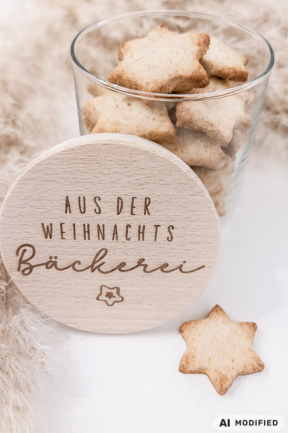 Glas mit graviertem Holzdeckel „Aus der Weihnachtsbäckerei“ als Weihnachtsdeko – ideal zum Befüllen mit Plätzchen oder kleinen Geschenken.