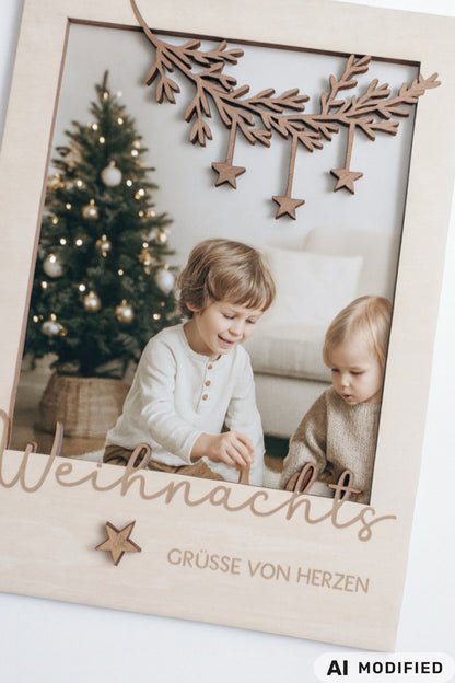 Personalisierbarer Bilderrahmen aus hellem Holz mit filigranem 3D-Tannenzweig und hängenden Sternen als Weihnachtsdekoration. Der gravierte Schriftzug „Weihnachtsgrüße von Herzen“ verleiht dem Bilderrahmen eine liebevolle, festliche Optik. Der Holzrahmen eignet sich für Familienfotos, Kinderbilder oder Erinnerungen an die Weihnachtszeit und ist eine stilvolle Geschenkidee zu Weihnachten für Eltern, Großeltern, Paten oder Freunde sowie als weihnachtliche Wohnraumdekoration.