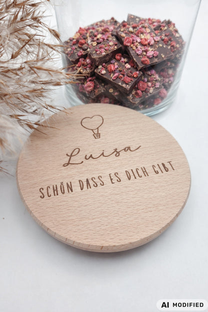 personalisiertes Geschenkglas, Geschenk mit Gravur, Valentinstagsgeschenk personalisiert, Muttertag Geschenk Idee, Vatertag Geschenk personalisiert, Geschenk für Arbeitskollegen, Dankeschön Geschenk, Schokoladengeschenk, Glas mit Holzdeckel, Geschenk mit Namen, nachhaltiges Geschenk, handgemachtes Geschenk, Leo&Lu Geschenkidee, persönliches Mitbringsel