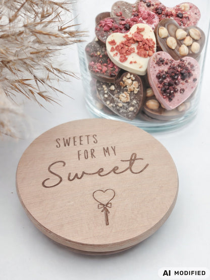 Dekoratives Geschenkglas aus transparentem Glas mit hochwertigem Buchenholzdeckel und liebevoller Lasergravur „Sweets for my Sweet“. Das Glas wird leer geliefert und eignet sich ideal zum individuellen Befüllen mit Süßigkeiten, Pralinen oder kleinen Überraschungen. Zeitloses, minimalistisches Design im Scandi Stil, perfekt als Geschenk zum Valentinstag, Geburtstag, Jahrestag oder für einen Herzensmenschen. Nachhaltig, hochwertig und wiederverwendbar.