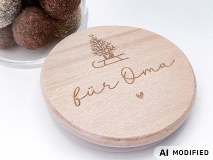 „Personalisierbares Geschenkglas mit hellem Holzdeckel, graviert mit Weihnachtsbaum auf Schlitten und Schriftzug ‚für Oma‘. Skandi, natürlich, handgemacht – Geschenkidee zu Weihnachten.“