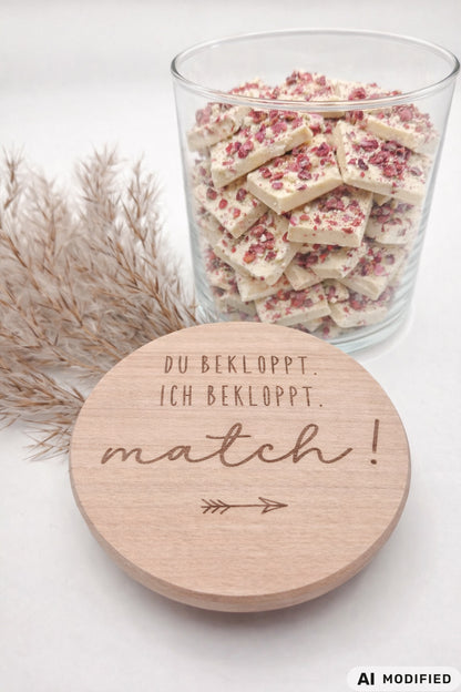 Geschenkglas aus hochwertigem Glas mit Buchenholzdeckel und Lasergravur „Du bekloppt. Ich bekloppt. Match!“. Lustiges Geschenk für Paare, Valentinstag Geschenk, Geschenk für Freund oder Freundin, Herzensmensch Geschenk oder Freundschaftsgeschenk. Modernes skandinavisches Design, natürlich und zeitlos. Ideal als Deko Glas zum Befüllen mit Süßigkeiten, Gutscheinen oder kleinen Botschaften. Handgemachtes Geschenk aus Holz, Süßigkeiten nicht enthalten.