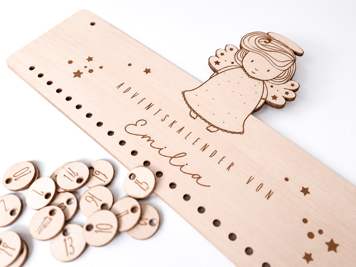 Personalisierter Adventskalender aus Holz für Kinder mit süßem Engel, Wunschname und 24 nummerierten Säckchen zum Befüllen. Der Adventskalender hängt dekorativ an der Wand und kombiniert ein graviertes Holzschild mit Sternen, Engelmotiv und natürlichen Stoffbeuteln. Individueller Adventskalender mit Name als Weihnachtsdeko für Mädchen und Jungen, erhältlich als Holzschild, mit 24 Zahlenanhängern oder als Komplett-Set mit Säckchen.