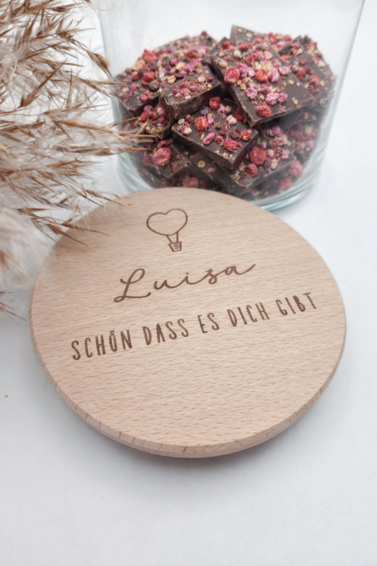 personalisiertes Geschenkglas, Geschenk mit Gravur, Valentinstagsgeschenk personalisiert, Muttertag Geschenk Idee, Vatertag Geschenk personalisiert, Geschenk für Arbeitskollegen, Dankeschön Geschenk, Schokoladengeschenk, Glas mit Holzdeckel, Geschenk mit Namen, nachhaltiges Geschenk, handgemachtes Geschenk, Leo&Lu Geschenkidee, persönliches Mitbringsel