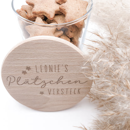 „Personalisierbares Plätzchenglas mit graviertem Holzdeckel ‚Leonie’s Plätzchenversteck‘, gefüllt mit Stern-Plätzchen – natürliches, helles Scandi-Design.“