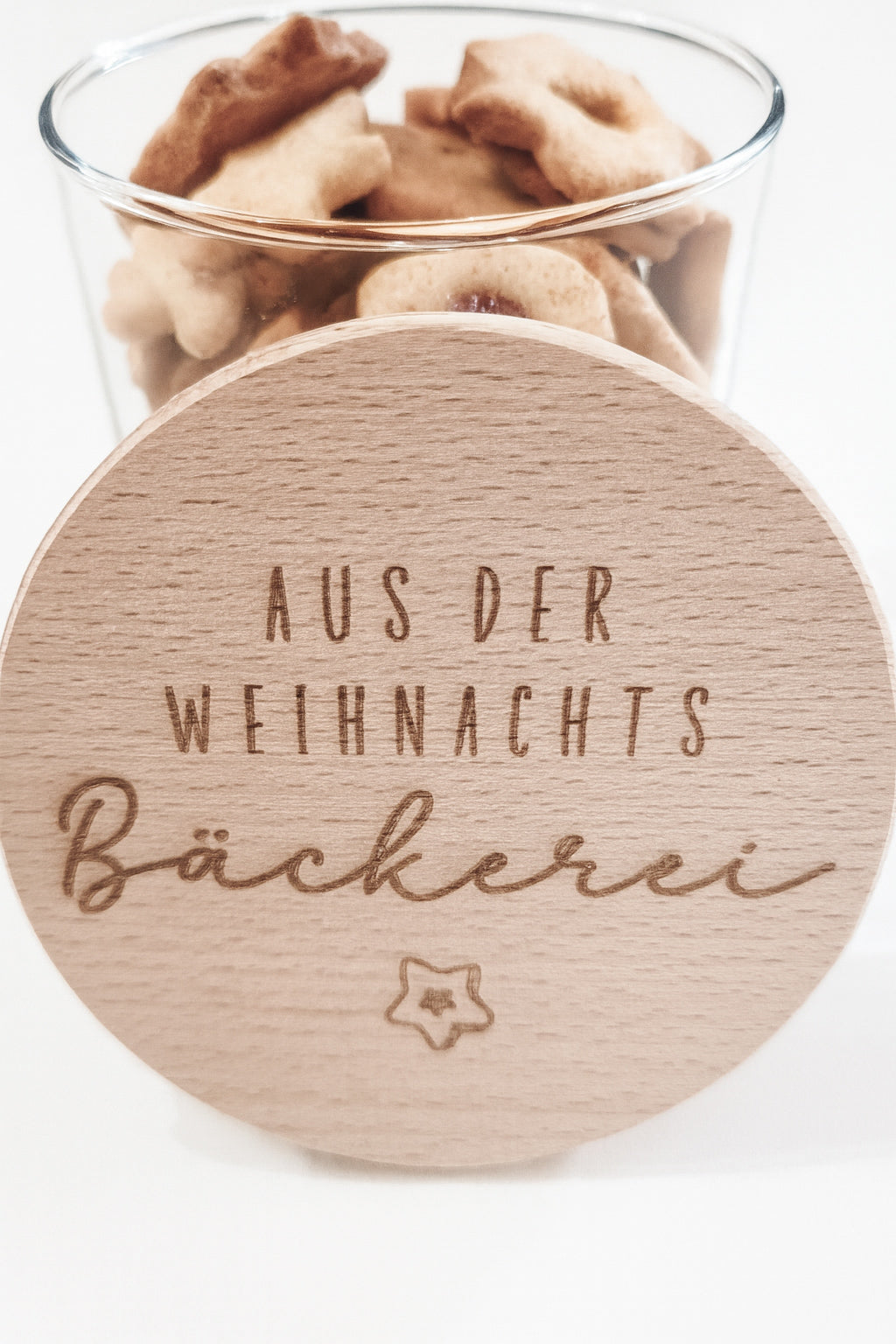 Glas mit graviertem Holzdeckel „Aus der Weihnachtsbäckerei“ als Weihnachtsdeko – ideal zum Befüllen mit Plätzchen oder kleinen Geschenken.