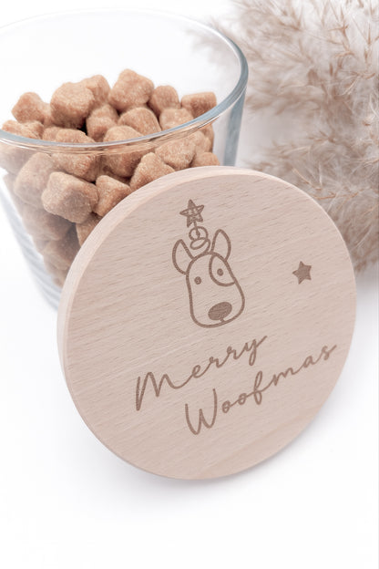 Leckerlidose für Hunde mit graviertem “Merry Woofmas”-Holzdeckel, weihnachtliches Hundegeschenk im skandinavischen Stil.