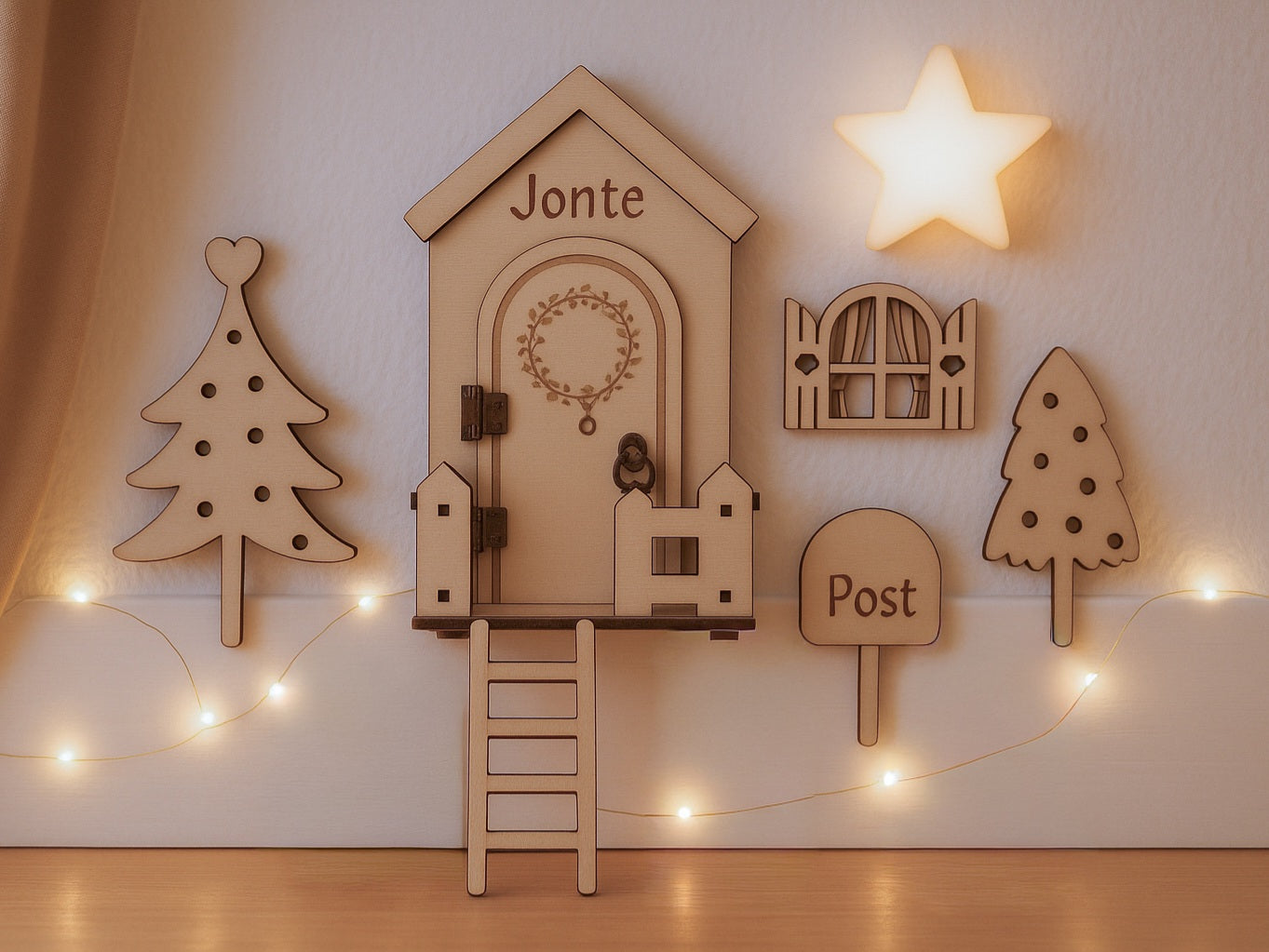 Personalisierte Wichteltür aus Holz mit Namen, Weihnachtsdeko im skandinavischen Stil, Kinderzimmer Dekoration mit Leiter, Bäumchen und Postkasten
