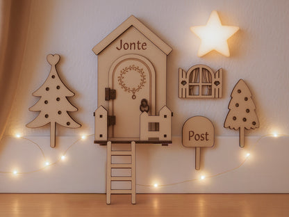 Personalisierte Wichteltür aus Holz mit Namen, Weihnachtsdeko im skandinavischen Stil, Kinderzimmer Dekoration mit Leiter, Bäumchen und Postkasten