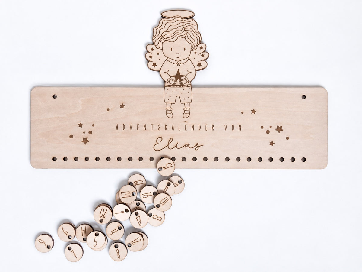 Personalisierter Adventskalender aus Holz für Kinder mit Engel, Wunschname und 24 nummerierten Säckchen zum Befüllen. Das gravierte Holzschild mit Sternen und Engelmotiv hängt als Weihnachtsdeko an der Wand. Individueller Adventskalender mit Name für Mädchen und Jungen, erhältlich in drei Varianten: als personalisiertes Holzschild, mit 24 Zahlenanhängern oder als Komplett-Set mit 24 Säckchen für kleine Überraschungen im Advent.