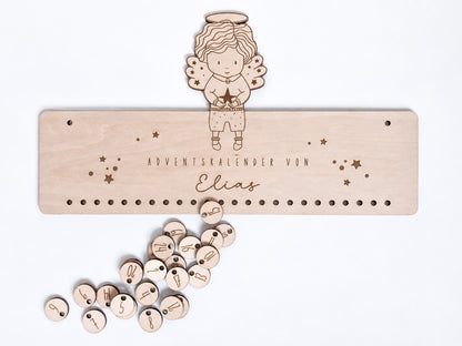 Personalisierter Adventskalender aus Holz für Kinder mit Engel, Wunschname und 24 nummerierten Säckchen zum Befüllen. Das gravierte Holzschild mit Sternen und Engelmotiv hängt als Weihnachtsdeko an der Wand. Individueller Adventskalender mit Name für Mädchen und Jungen, erhältlich in drei Varianten: als personalisiertes Holzschild, mit 24 Zahlenanhängern oder als Komplett-Set mit 24 Säckchen für kleine Überraschungen im Advent.