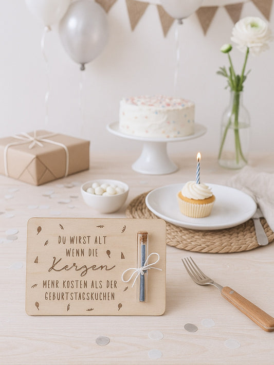 „Lustige Holzkarte zum Geburtstag mit graviertem Spruch und Kerzen im Reagenzglas – humorvolle Geschenkidee aus Holz“