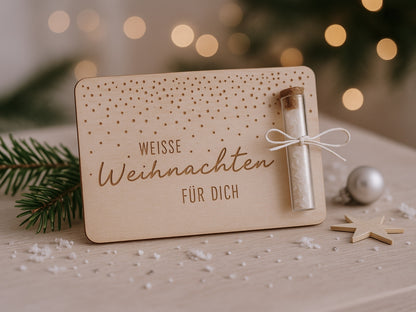Holzkarte „Weiße Weihnachten“ mit Glasröhrchen, Gravur und winterlicher Deko im skandinavischen Stil auf hellem Holztisch