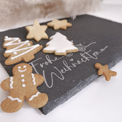 „Natur-Schieferplatte 30x20 cm mit Gravur ‚Frohe Weihnachten‘ und Tannenbaum – stilvolle Tischdeko zur Adventszeit, Servierplatte für Plätzchen & Gebäck, Weihnachtsgeschenk im skandinavischen Wohnstil, hochwertige Schiefer Deko für Weihnachten.“