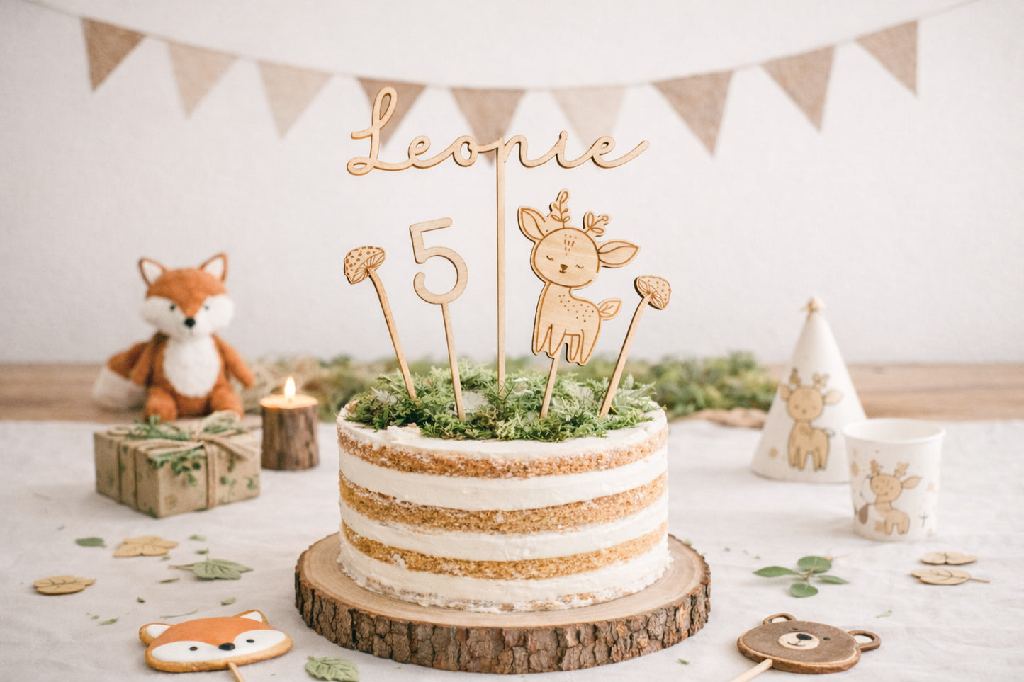 Personalisierter Cake Topper aus Holz mit Name Leonie und Zahl 5 im Waldtiere Design für Kindergeburtstag. Hochwertiger Holz Tortenstecker mit Reh Motiv, graviert und gelasert, perfekte Tortendeko für Naked Cake, Boho Geburtstag, Natur Kinderparty und Scandi Geburtstagsdeko. Nachhaltige Cake Topper personalisiert mit Name und Alter, Waldtier Party Dekoration für Mädchen und Jungen, individuelle Holz Geburtstagsdeko für 1. 2. 3. 4. 5. Geburtstag handgefertigt von Leo&Lu.