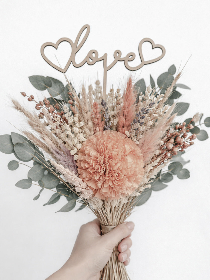 Blumenstrauß-Stecker „love“ aus Holz mit Herz, hochwertiger Blumen Topper Holz für Trockenblumen und frische Blumensträuße, moderne Blumendeko aus Holz im Scandi Stil, minimalistische Blumenstrauß Deko für Valentinstag, Hochzeit, Verlobung, Jahrestag und Muttertag, liebevolle Geschenkidee für Herzensmenschen, Holz Blumenstecker handgefertigt, nachhaltige Holzdeko, Blumen Geschenk mit Herz, dekorativer Blumen Topper von Leo&Lu