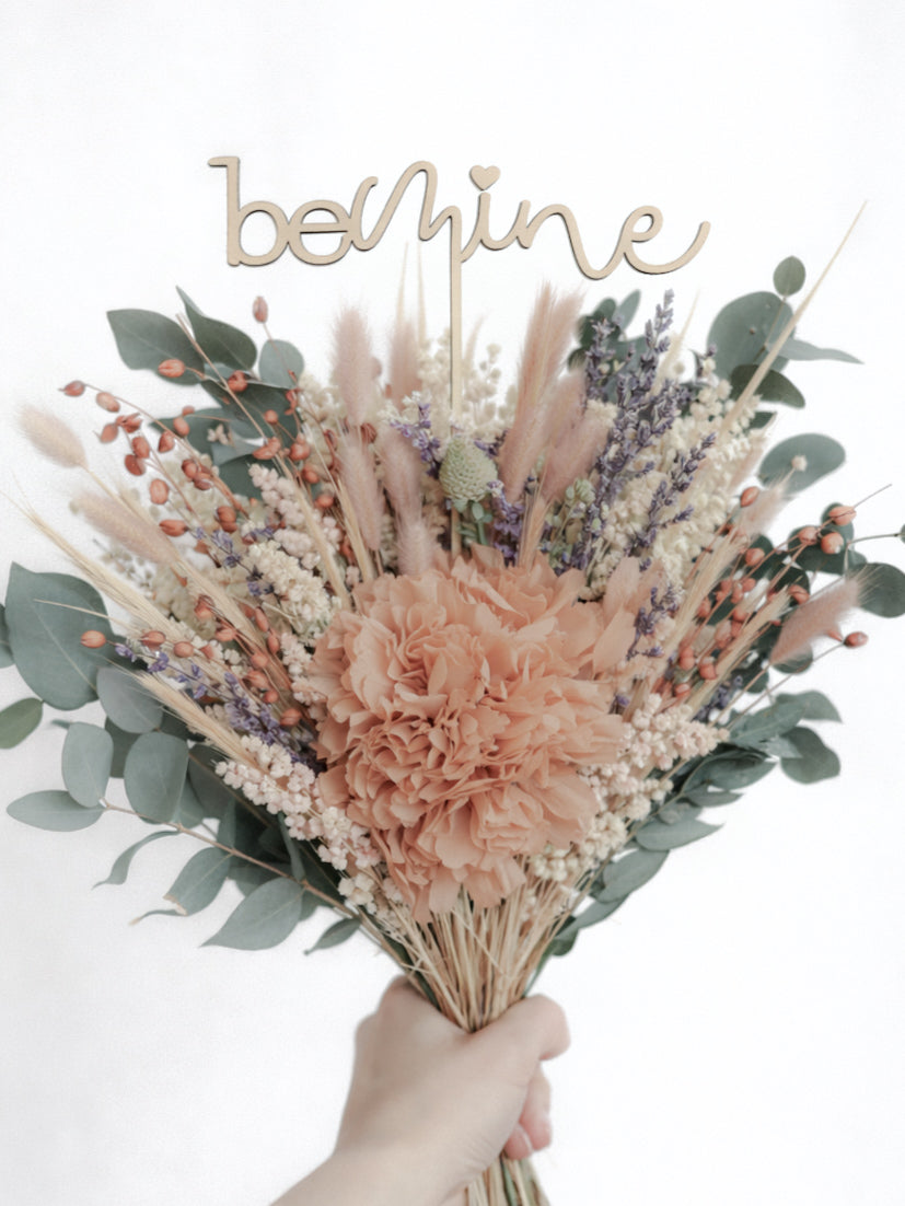 Blumenstraußstecker be mine aus Holz als romantischer Blumen Topper für Valentinstag Geschenk, Geschenk für Partner, Geschenk für Freundin oder Freund. Hochwertiger Blumenstecker aus Holz mit Schriftzug be mine und Herz, perfekt für Blumenstrauß, Trockenblumen, Vase oder Geschenkdekoration. Ideale Geschenkidee zum Valentinstag, Jahrestag, Hochzeit oder Verlobung. Moderner Boho und Scandi Stil, handgemacht, natürlich, zeitlos, liebevolle Holz Deko von Leo & Lu.