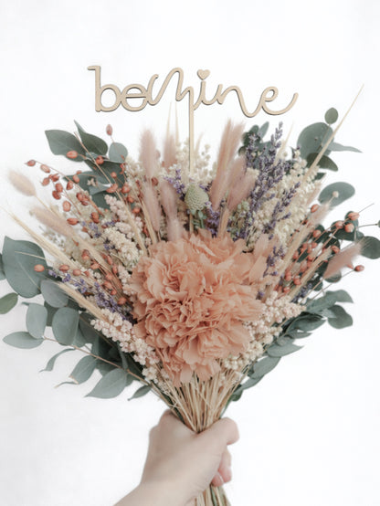 Blumenstraußstecker be mine aus Holz als romantischer Blumen Topper für Valentinstag Geschenk, Geschenk für Partner, Geschenk für Freundin oder Freund. Hochwertiger Blumenstecker aus Holz mit Schriftzug be mine und Herz, perfekt für Blumenstrauß, Trockenblumen, Vase oder Geschenkdekoration. Ideale Geschenkidee zum Valentinstag, Jahrestag, Hochzeit oder Verlobung. Moderner Boho und Scandi Stil, handgemacht, natürlich, zeitlos, liebevolle Holz Deko von Leo & Lu.