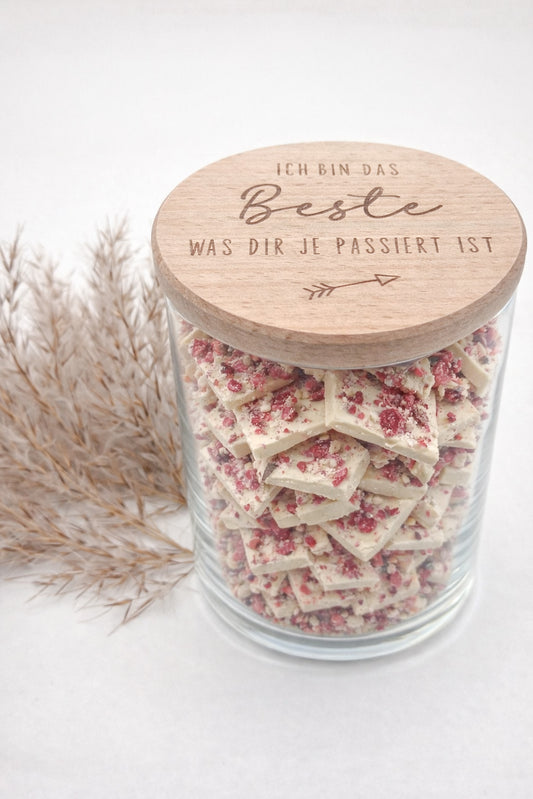 Hochwertiges Geschenkglas aus klarem Glas mit massivem Buchenholzdeckel und feiner Lasergravur „Ich bin das Beste was dir je passiert ist“. Stilvolles Vorratsglas im skandinavischen Design als Geschenkidee für Valentinstag, Geburtstag, Muttertag oder Jahrestag. Modernes Dekoglas zum individuellen Befüllen mit Süßigkeiten, Pralinen oder kleinen Aufmerksamkeiten. Perfektes Geschenk für Lieblingsmensch, Partner, Freundin oder Familie. Süßigkeiten nicht enthalten.