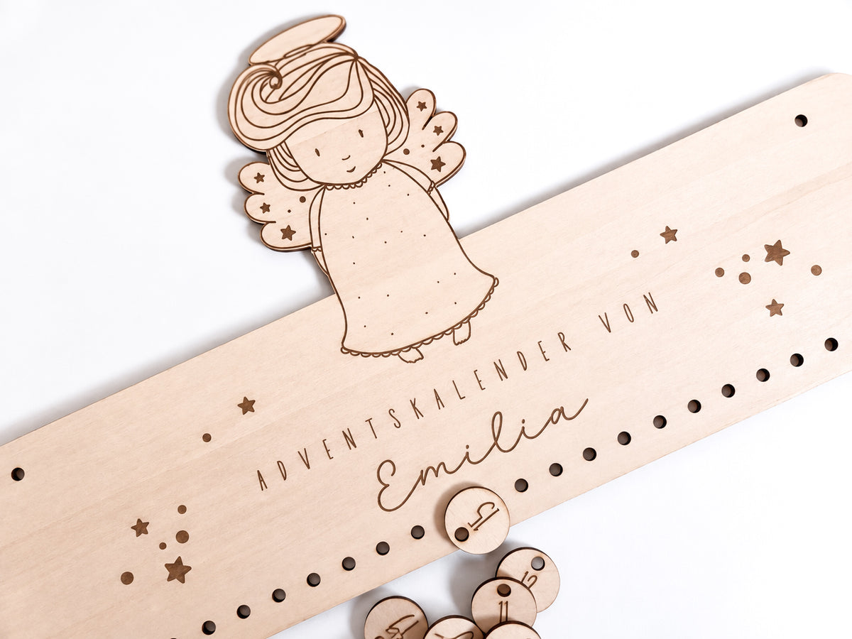 Personalisierter Adventskalender aus Holz für Kinder mit süßem Engel, Wunschname und 24 nummerierten Säckchen zum Befüllen. Der Adventskalender hängt dekorativ an der Wand und kombiniert ein graviertes Holzschild mit Sternen, Engelmotiv und natürlichen Stoffbeuteln. Individueller Adventskalender mit Name als Weihnachtsdeko für Mädchen und Jungen, erhältlich als Holzschild, mit 24 Zahlenanhängern oder als Komplett-Set mit Säckchen.