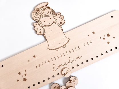 Personalisierter Adventskalender aus Holz für Kinder mit süßem Engel, Wunschname und 24 nummerierten Säckchen zum Befüllen. Der Adventskalender hängt dekorativ an der Wand und kombiniert ein graviertes Holzschild mit Sternen, Engelmotiv und natürlichen Stoffbeuteln. Individueller Adventskalender mit Name als Weihnachtsdeko für Mädchen und Jungen, erhältlich als Holzschild, mit 24 Zahlenanhängern oder als Komplett-Set mit Säckchen.
