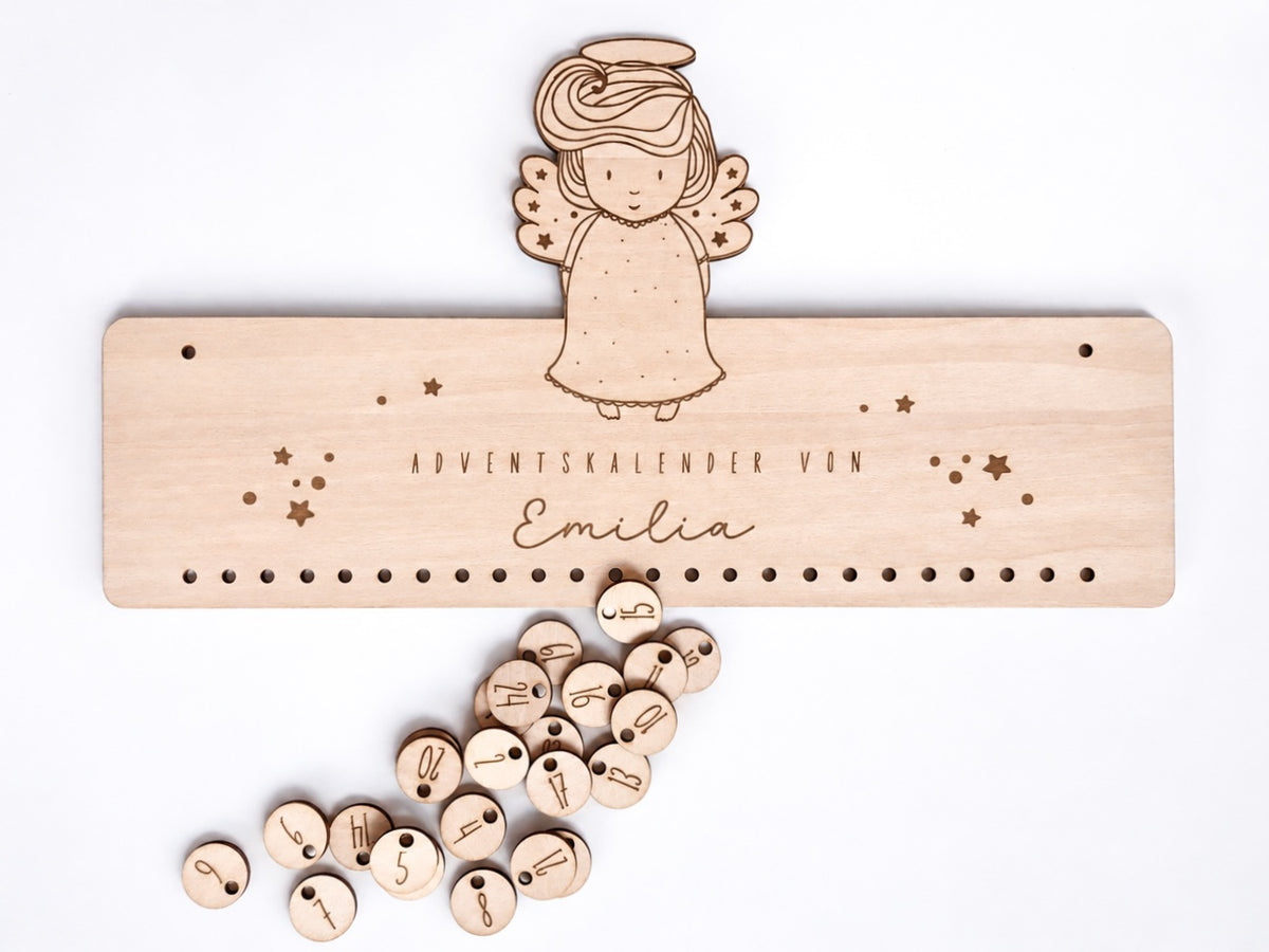 Personalisierter Adventskalender aus Holz für Kinder mit süßem Engel, Wunschname und 24 nummerierten Säckchen zum Befüllen. Der Adventskalender hängt dekorativ an der Wand und kombiniert ein graviertes Holzschild mit Sternen, Engelmotiv und natürlichen Stoffbeuteln. Individueller Adventskalender mit Name als Weihnachtsdeko für Mädchen und Jungen, erhältlich als Holzschild, mit 24 Zahlenanhängern oder als Komplett-Set mit Säckchen.