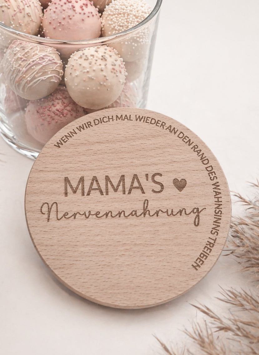 Geschenkglas Mama Nervennahrung mit Holzdeckel Gravur Mama Geschenk Muttertag Geschenkidee Mama Glas personalisiert modern skandi Glasdose mit Pralinen Schokolade Süßigkeiten Deko liebevoll minimalistisch Geschenk für Mama Geburtstag Geschenk Mutter Geschenkglas Glasbehälter mit Deckel Holz graviert Spruch Mama Geschenkidee Frau Freundin Mama Glas Aufbewahrung Küche Dekoglas modern hochwertig nachhaltig Geschenkidee Muttertag Geburtstag Mama Aufmerksamkeit kleine Geschenkidee Mama Love Geschenkglas skandina