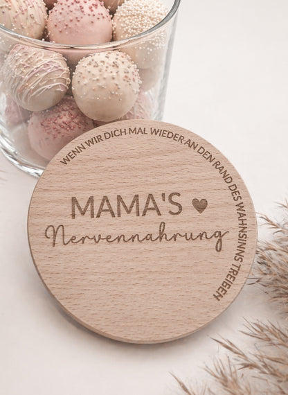 Geschenkglas Mama Nervennahrung mit Holzdeckel Gravur Mama Geschenk Muttertag Geschenkidee Mama Glas personalisiert modern skandi Glasdose mit Pralinen Schokolade Süßigkeiten Deko liebevoll minimalistisch Geschenk für Mama Geburtstag Geschenk Mutter Geschenkglas Glasbehälter mit Deckel Holz graviert Spruch Mama Geschenkidee Frau Freundin Mama Glas Aufbewahrung Küche Dekoglas modern hochwertig nachhaltig Geschenkidee Muttertag Geburtstag Mama Aufmerksamkeit kleine Geschenkidee Mama Love Geschenkglas skandina