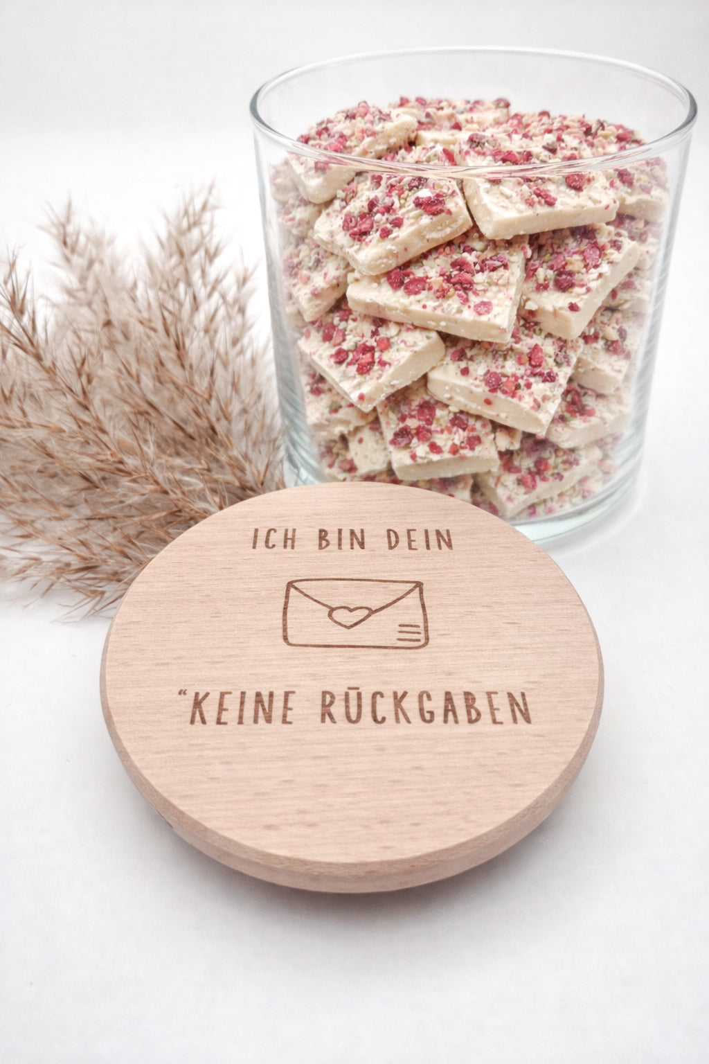 Geschenkglas aus klarem Glas mit hochwertigem Buchenholzdeckel und feiner Lasergravur „Ich bin dein – keine Rückgaben“. Liebevolle Geschenkidee für Partner, Freundin oder Freund, ideal als Valentinstag Geschenk, Jahrestag Geschenk oder kleine Aufmerksamkeit zwischendurch. Das Glas eignet sich perfekt zum Befüllen mit Süßigkeiten, Pralinen oder persönlichen Botschaften. Nachhaltiges Vorratsglas im minimalistischen Scandi Stil. Süßigkeiten nicht enthalten.