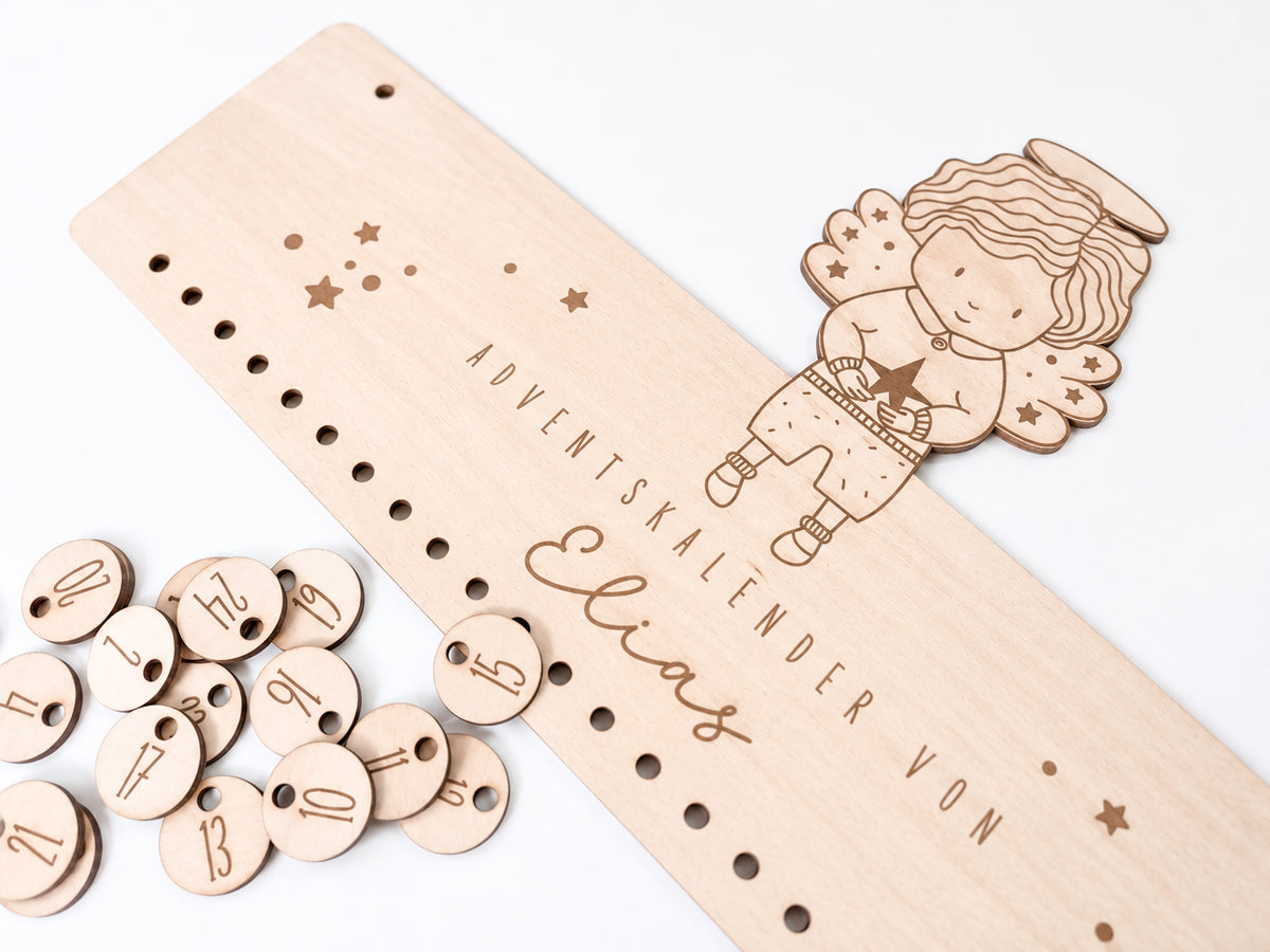Personalisierter Adventskalender aus Holz für Kinder mit Engel, Wunschname und 24 nummerierten Säckchen zum Befüllen. Das gravierte Holzschild mit Sternen und Engelmotiv hängt als Weihnachtsdeko an der Wand. Individueller Adventskalender mit Name für Mädchen und Jungen, erhältlich in drei Varianten: als personalisiertes Holzschild, mit 24 Zahlenanhängern oder als Komplett-Set mit 24 Säckchen für kleine Überraschungen im Advent.