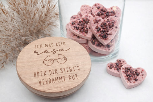Valentinstag Geschenkglas aus Glas mit graviertem Buchenholzdeckel und humorvollem Liebesspruch, gefüllt mit rosafarbenen Herzschokoladen. Romantisches Geschenk zum Valentinstag für Partner, Freundin, Freund, Ehepartner oder Liebespaar. Hochwertiges Geschenkglas im modernen Scandi Design, handgemacht und dekorativ. Ideal als Liebesgeschenk, Valentinstagsgeschenk, Jahrestagsgeschenk oder kleine Aufmerksamkeit mit Schokolade, Pralinen oder Süßigkeiten. Stilvolle Geschenkidee mit Holzdeckel für Zuhause.