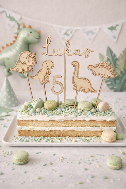 Dino Cake Topper personalisiert aus Holz mit Name und Alter für Dinosaurier Kindergeburtstag Junge. Tortendeko Dinosaurier Set mit Triceratops, T-Rex, Brachiosaurus und Stegosaurus, individueller Namensstecker und Zahl. Hochwertiger Holz Caketopper für Dino Party Deko, Geburtstagstorte Junge 3 4 5 6 Jahre, natürliche Tortendekoration für Naked Cake, Buttercremetorte oder Fondantkuchen. Personalisierte Geburtstagsdeko Holz kaufen bei leoundlu.de.