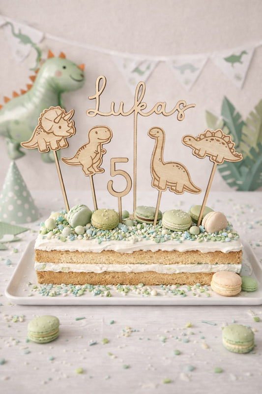 Dino Cake Topper personalisiert aus Holz mit Name und Alter für Dinosaurier Kindergeburtstag Junge. Tortendeko Dinosaurier Set mit Triceratops, T-Rex, Brachiosaurus und Stegosaurus, individueller Namensstecker und Zahl. Hochwertiger Holz Caketopper für Dino Party Deko, Geburtstagstorte Junge 3 4 5 6 Jahre, natürliche Tortendekoration für Naked Cake, Buttercremetorte oder Fondantkuchen. Personalisierte Geburtstagsdeko Holz kaufen bei leoundlu.de.