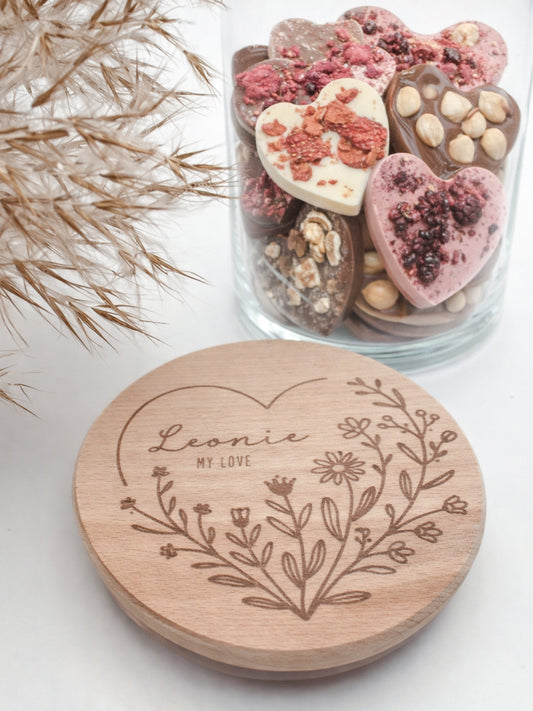Personalisiertes Geschenkglas mit graviertem Holzdeckel und floraler Lasergravur im Scandi-Stil, liebevolle Geschenkidee für Valentinstag, Muttertag oder Vatertag