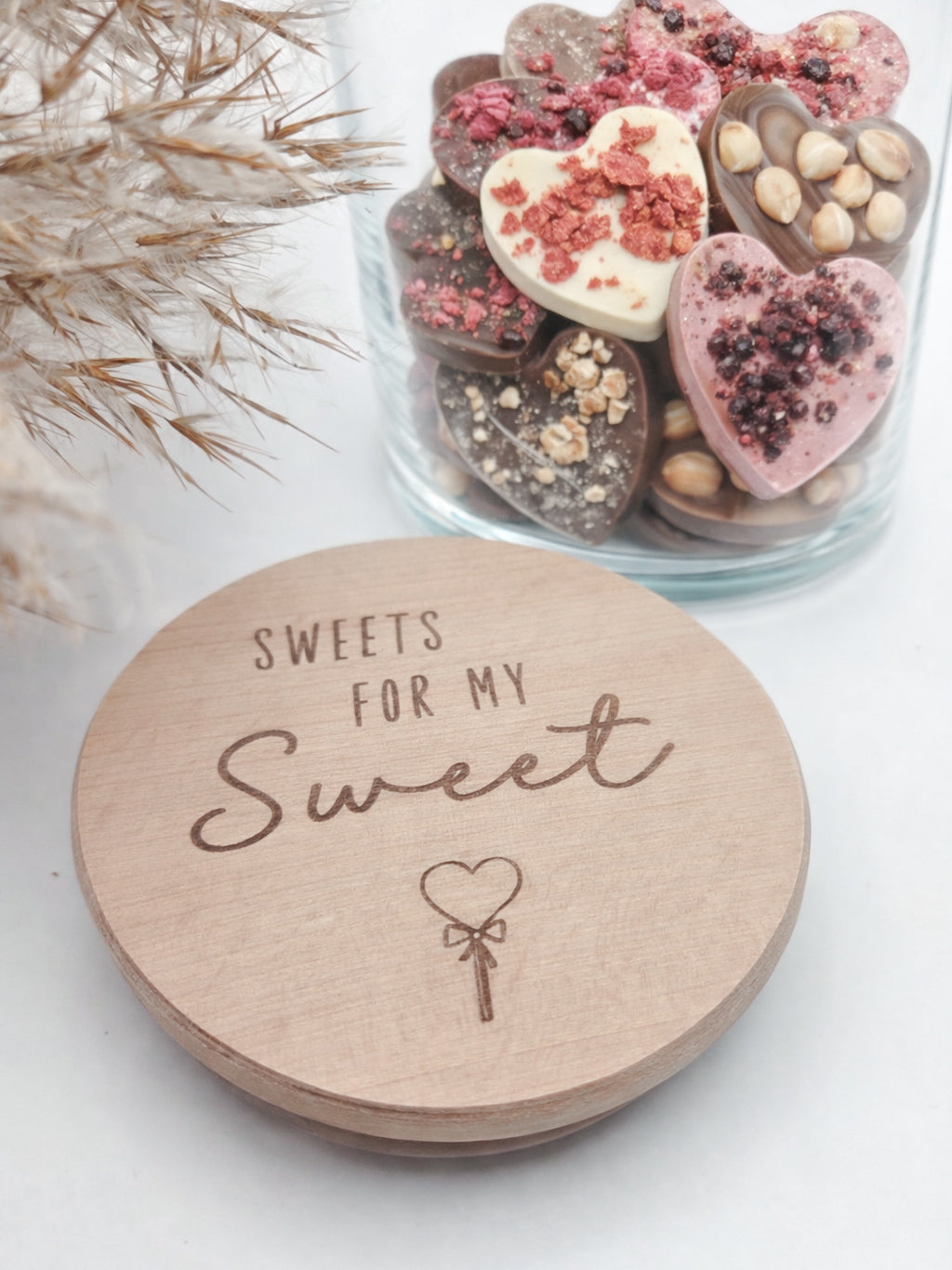Dekoratives Geschenkglas aus transparentem Glas mit hochwertigem Buchenholzdeckel und liebevoller Lasergravur „Sweets for my Sweet“. Das Glas wird leer geliefert und eignet sich ideal zum individuellen Befüllen mit Süßigkeiten, Pralinen oder kleinen Überraschungen. Zeitloses, minimalistisches Design im Scandi Stil, perfekt als Geschenk zum Valentinstag, Geburtstag, Jahrestag oder für einen Herzensmenschen. Nachhaltig, hochwertig und wiederverwendbar.