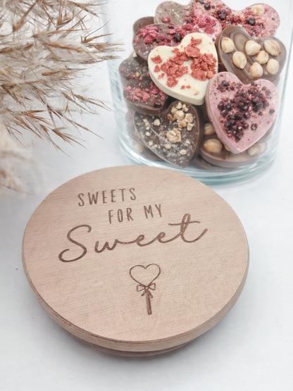 Dekoratives Geschenkglas aus transparentem Glas mit hochwertigem Buchenholzdeckel und liebevoller Lasergravur „Sweets for my Sweet“. Das Glas wird leer geliefert und eignet sich ideal zum individuellen Befüllen mit Süßigkeiten, Pralinen oder kleinen Überraschungen. Zeitloses, minimalistisches Design im Scandi Stil, perfekt als Geschenk zum Valentinstag, Geburtstag, Jahrestag oder für einen Herzensmenschen. Nachhaltig, hochwertig und wiederverwendbar.