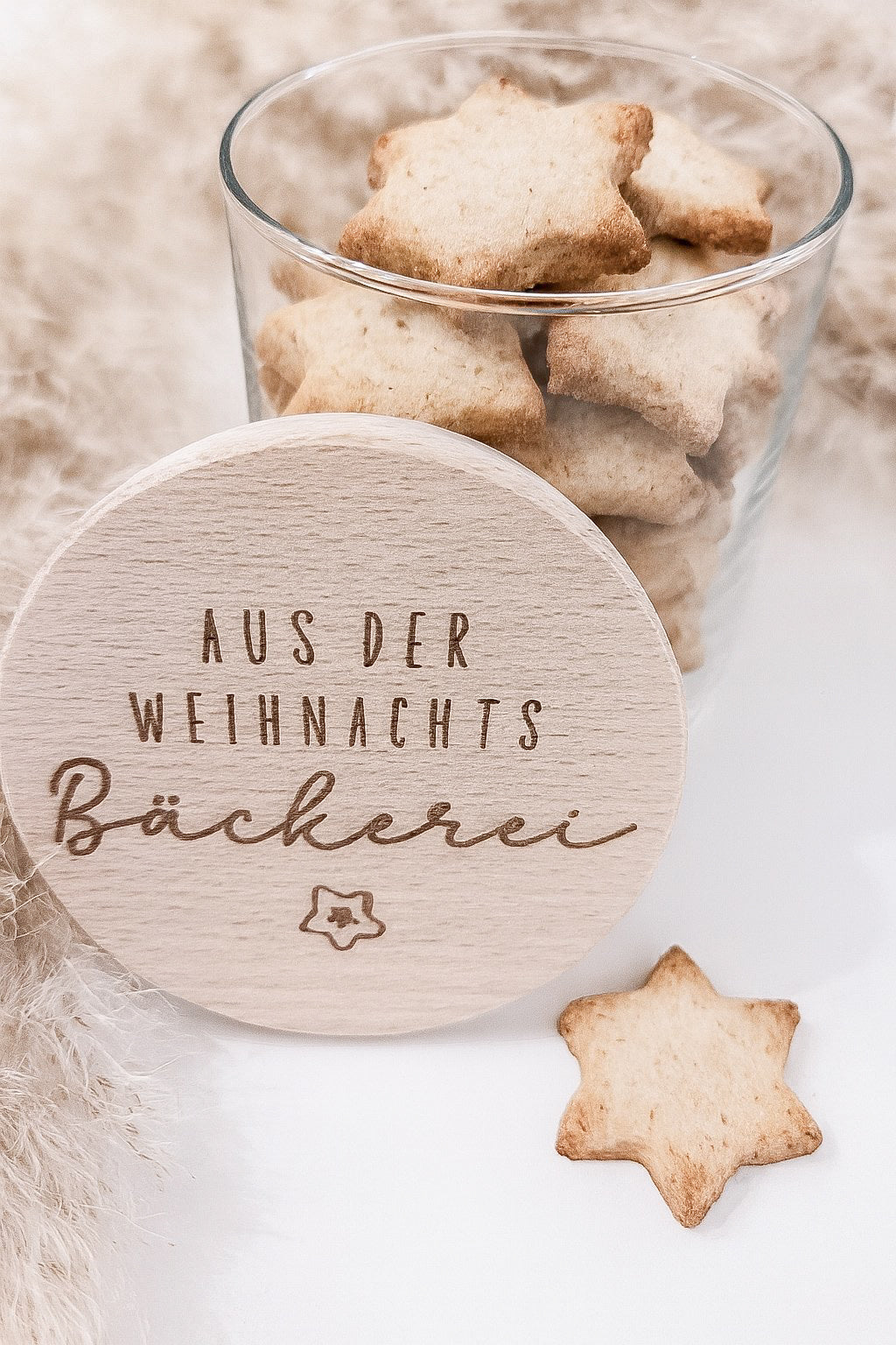 Glas mit graviertem Holzdeckel „Aus der Weihnachtsbäckerei“ als Weihnachtsdeko – ideal zum Befüllen mit Plätzchen oder kleinen Geschenken.