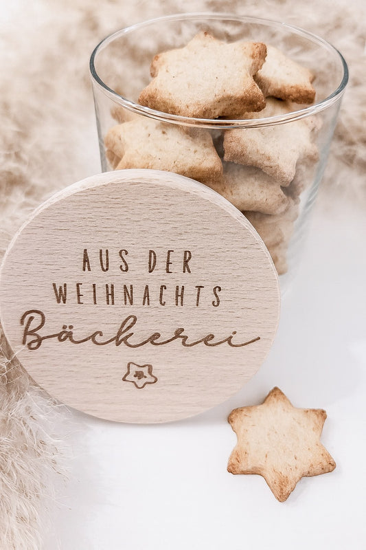 Glas mit graviertem Holzdeckel „Aus der Weihnachtsbäckerei“ als Weihnachtsdeko – ideal zum Befüllen mit Plätzchen oder kleinen Geschenken.