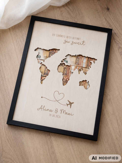 Personalisiertes Geldgeschenk zur Hochzeit aus hellem Holz mit filigraner Weltkarte und eingesteckten Euro-Geldscheinen hinter den Kontinenten. Die gravierte Aufschrift „Die schönste Reise beginnt zu zweit“ sowie die Namen des Brautpaares und das Hochzeitsdatum machen dieses Hochzeitsgeschenk zu einer besonderen Erinnerung. Das Holzbild steht in einer romantischen Hochzeitskulisse mit weißen Rosen, Kerzenlicht, Eheringen und eleganter Tischdekoration. Perfekt als Geldgeschenk für Flitterwochen, Reisekasse o