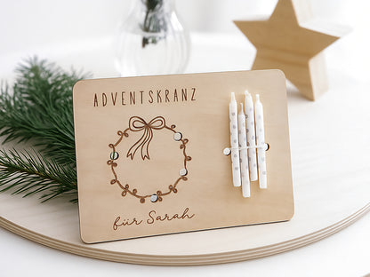 Mini-Adventskranz aus graviertem Holz mit Schleifenmotiv, personalisiert mit Name, inkl. vier weißen Kerzen – skandinavische Weihnachtsdeko.